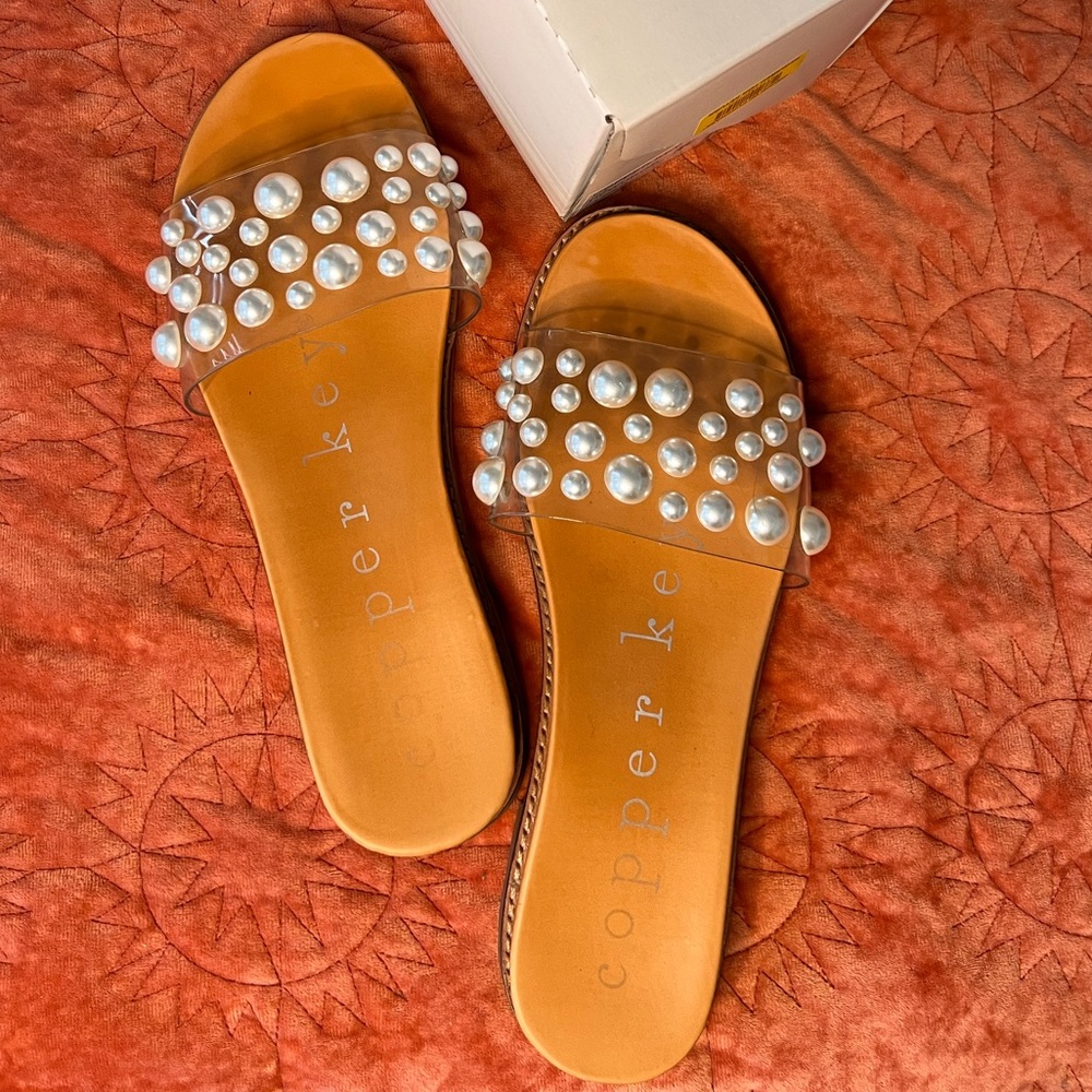 Copper Key Dewdrop Pearl Sandals | Women’s 8.5